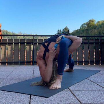 🇨 🇱 🇦 🇺 🇩 🇮 🇦 @ckmyoga Day 1x20e39x20e3 of FindYourBind with @cyogalife Gomukhasana in Humbl